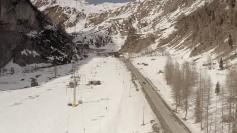 estación de esquí de montaña nevada vista aérea