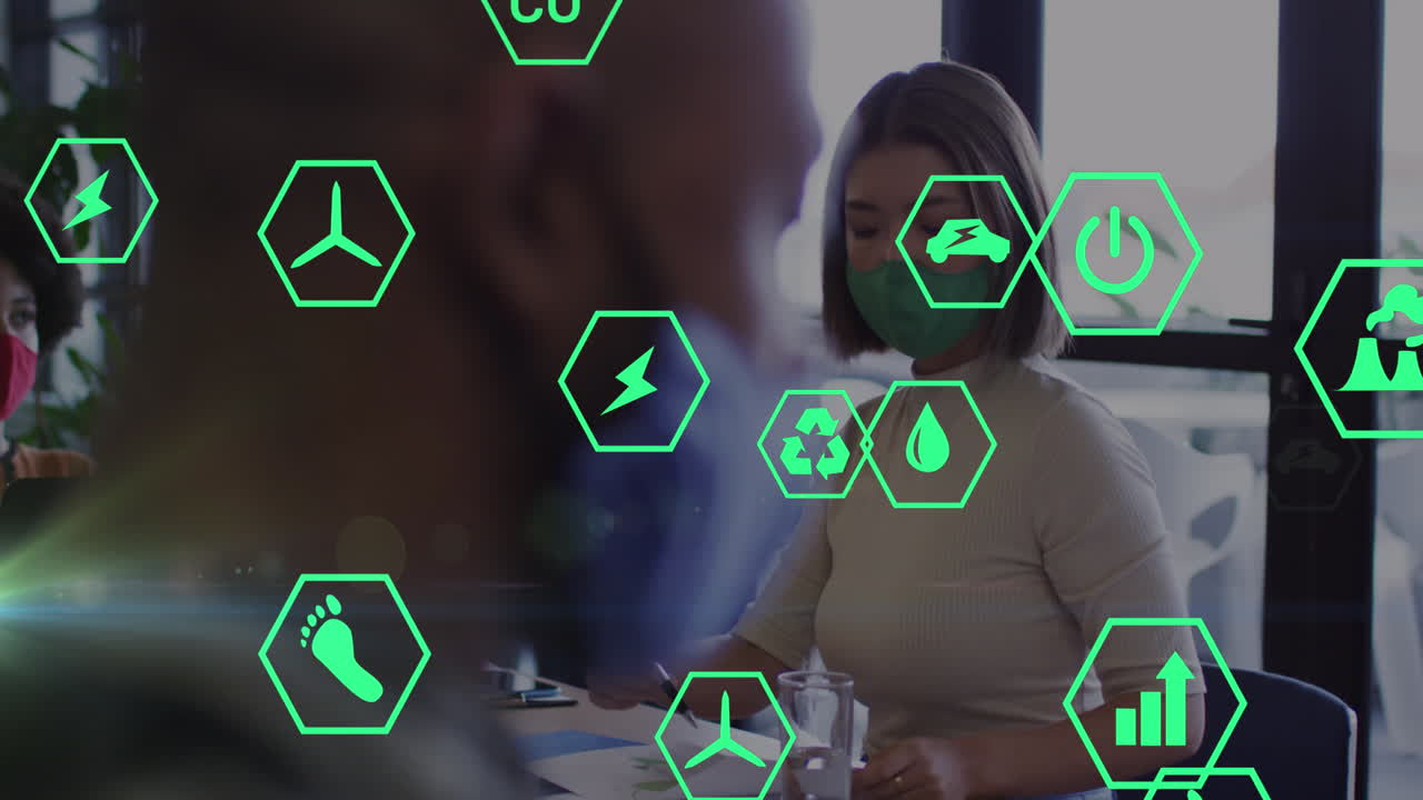 animación de iconos ecológicos sobre una mujer de negocios asiática con una máscara en la cara sosteniendo un documento