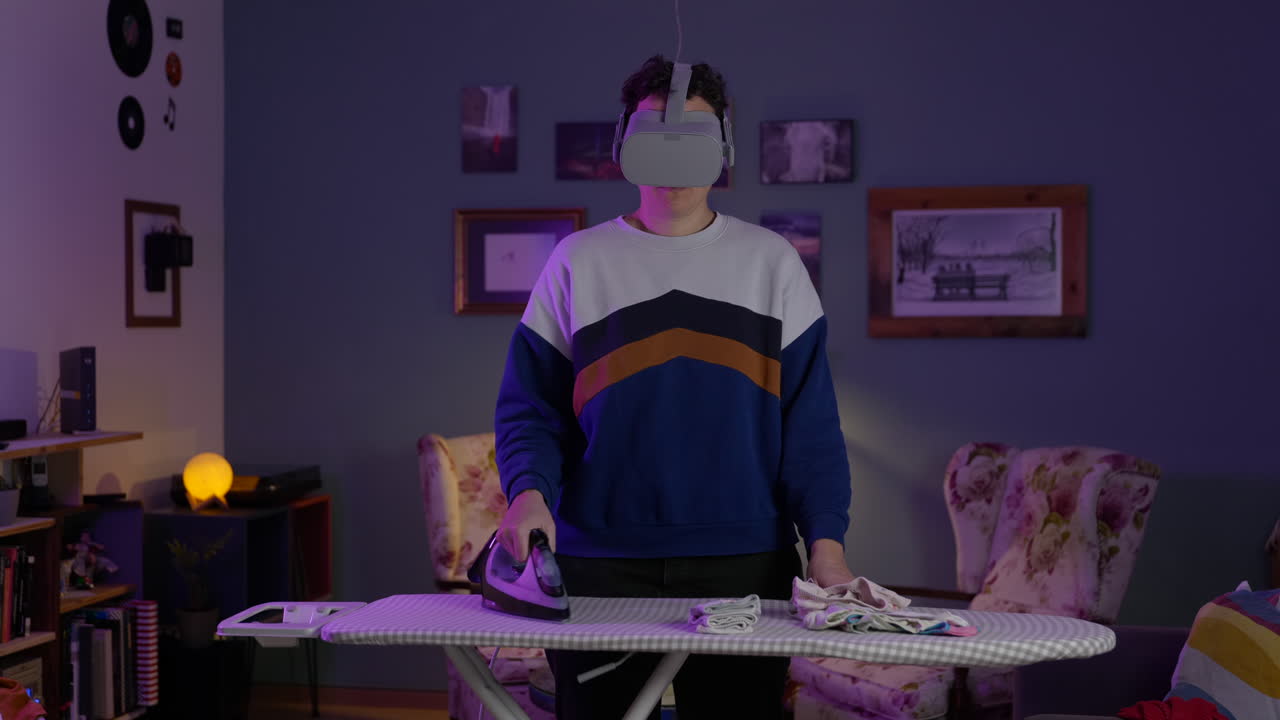mujer planchando ropa en la sala de estar usando gafas metaverse vr auriculares con gafas de realidad aumentada