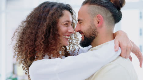 sonrisa, abrazo y pareja con amor