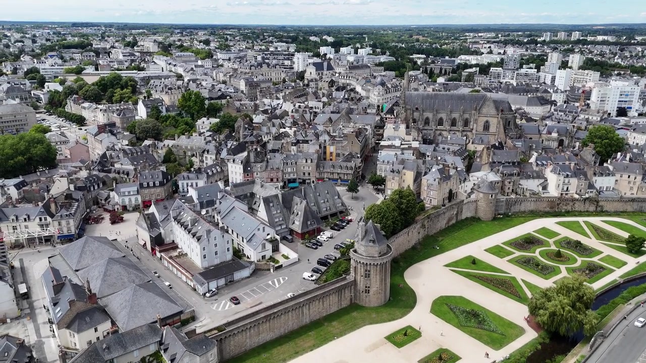Fortificazioni Vannes Bretagna Francia Centro Storico Vista Aerea con Drone.