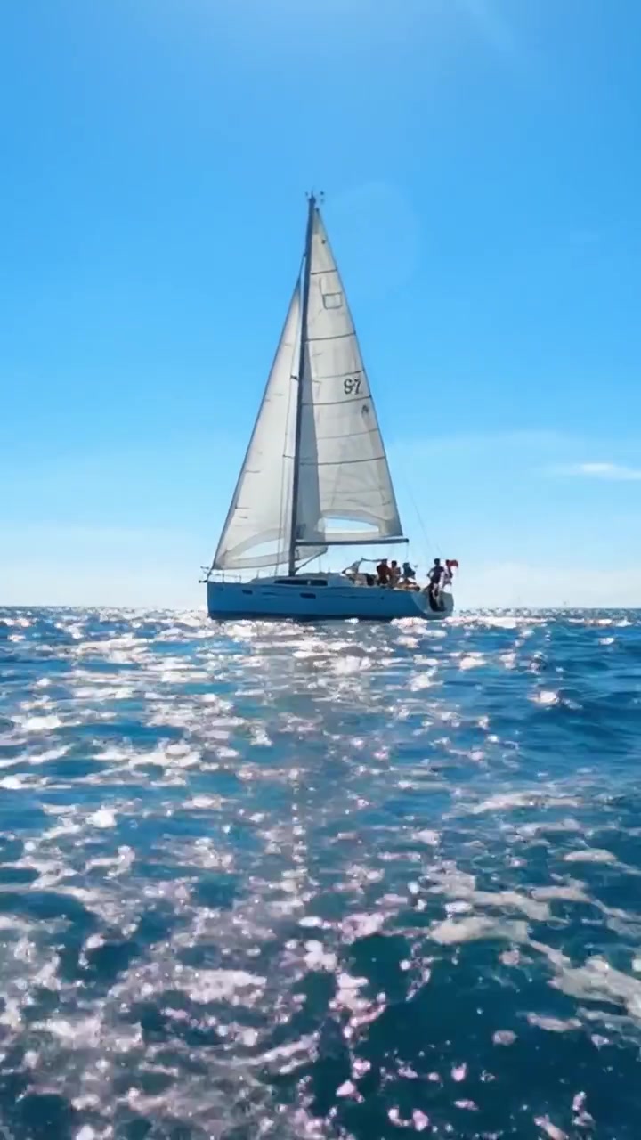 Un hermoso día en el mar: cautivadora aventura de navegación en aguas cristalinas con un yate bajo un cielo despejado