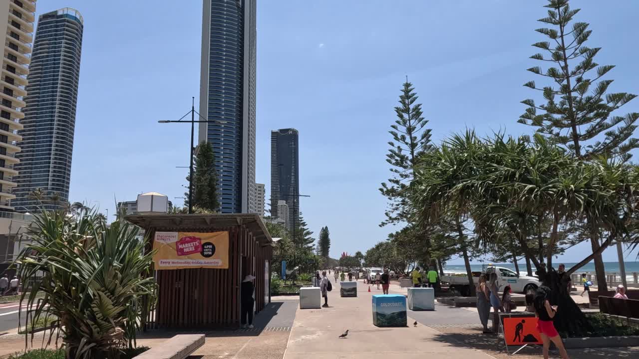 люди наслаждаются солнечным днем на набережной.