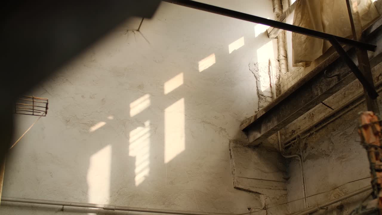 오래된 공장 의 창문 을 통해 빛 이 필터링 된다