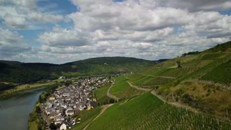 Flug-In-Richtung-Eines-Dorfes-Neben-Den-Weinbergen-Der-Mosel