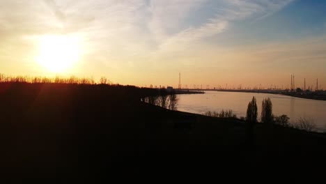 Entrada-Al-Estuario-Del-Puerto-Internacional-De-Amberes-Al-Atardecer