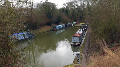 canal house bateaux étroits sur une rivière dans la campagne britannique