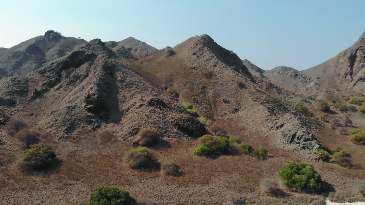 montañas escarpadas y aguas turquesas en la playa rosada de la isla de padar en el parque nacional de komodo, indonesia