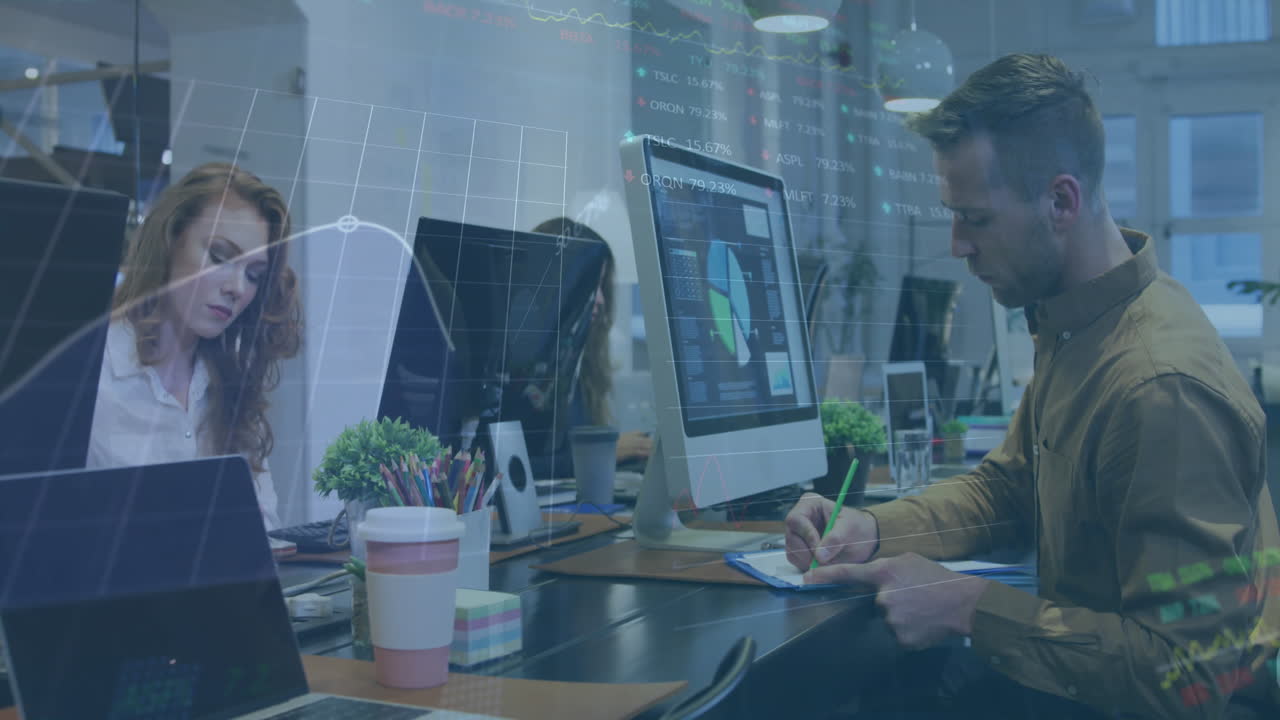 animación del procesamiento de datos financieros sobre diversas personas de negocios en la oficina