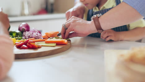 primer plano, manos y familia con verduras