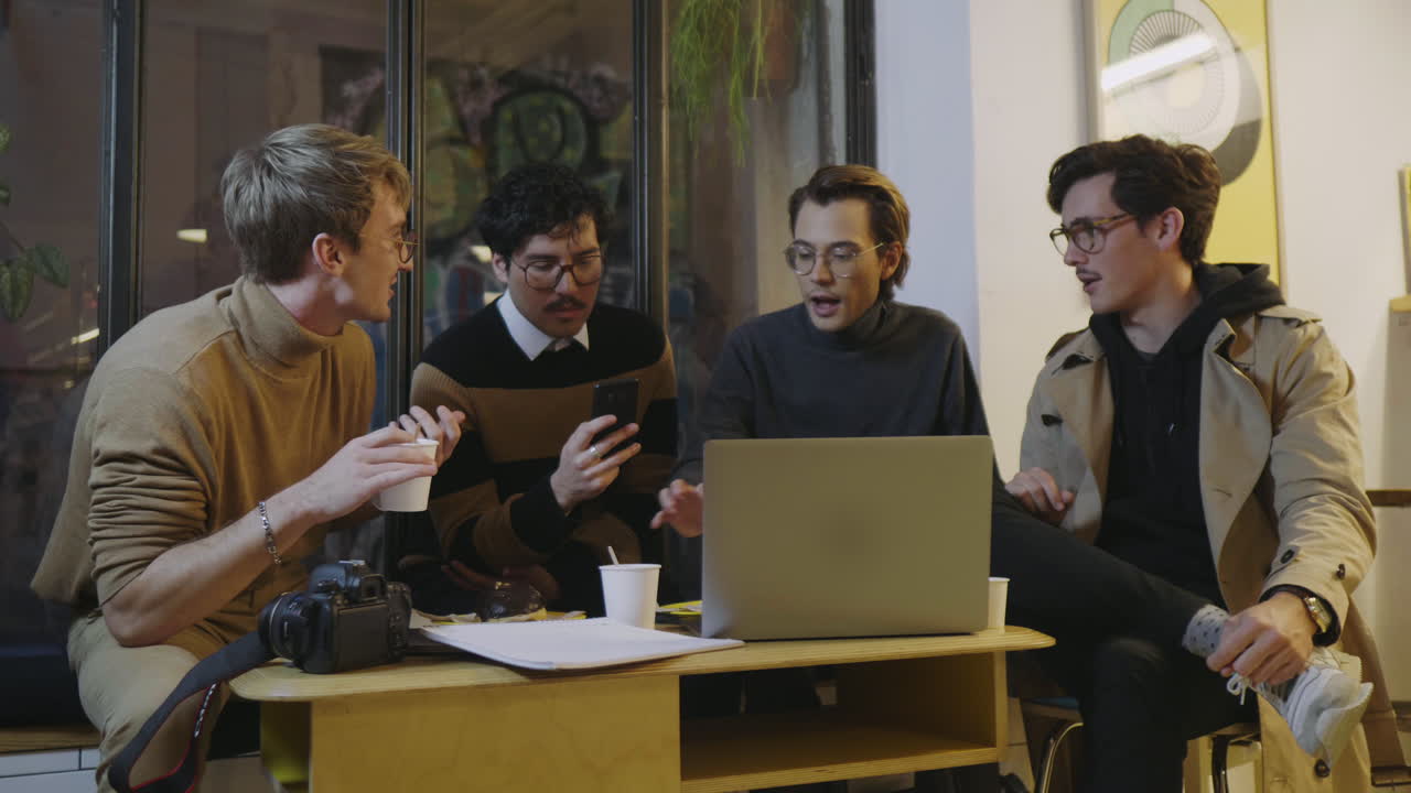 사업가 들 이 카페 에서 만나고 사업가 들 이 함께 프로젝트 를 논의 하고 있다