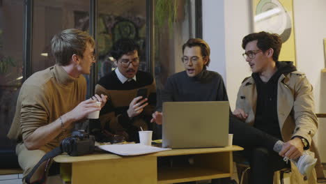 Businessmen-having-meeting-in-cafe.-Entrepreneurs-discussing-project-together