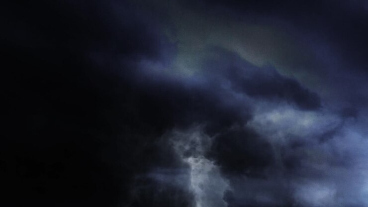 Nuvole scure con fulmini durante un temporale nel cielo.