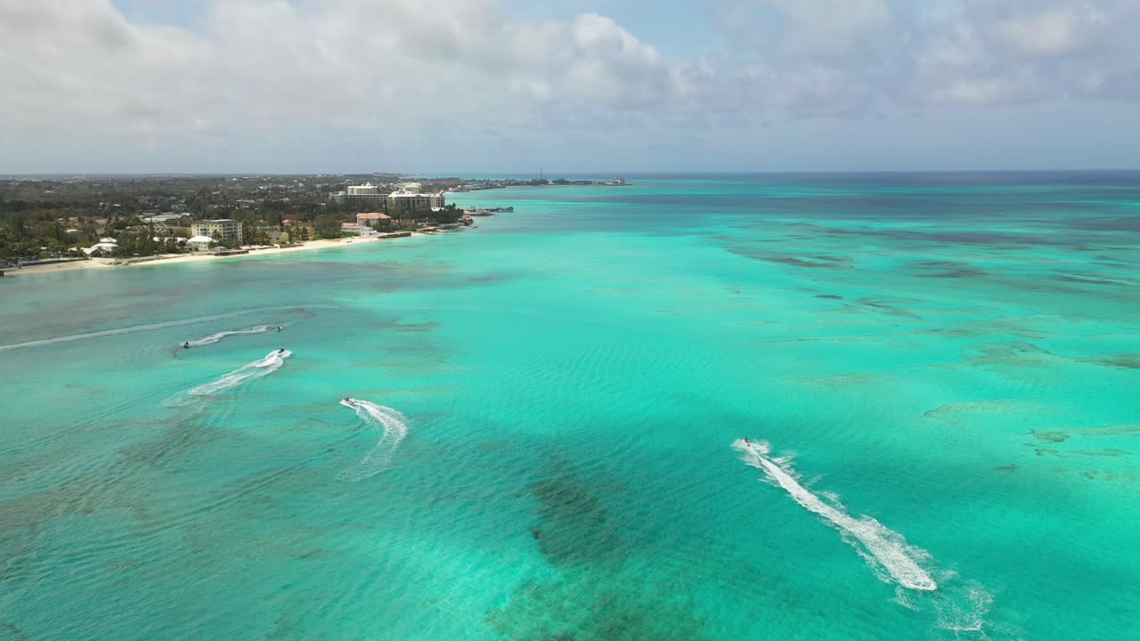 Vista aerea di moto d'acqua nella Emerald Coast di Nassau, Bahamas