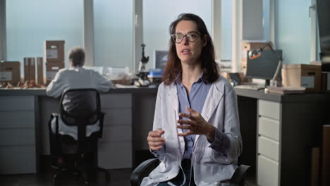 científico haciendo una presentación en un laboratorio