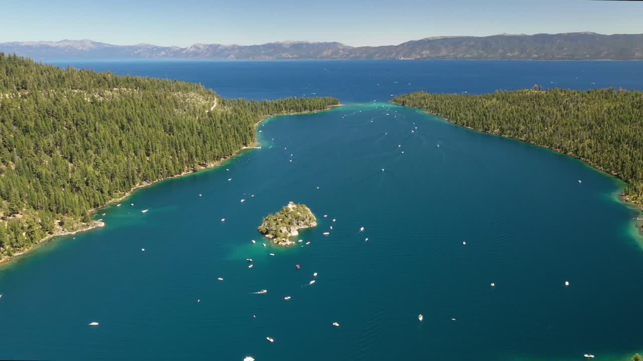 청록색 물 위에 보트가 있는 레이크 타호 - 공중 드론 샷
