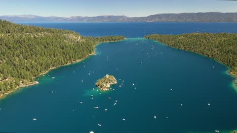 Lake-Tahoe-Mit-Booten-Auf-Dem-Türkisfarbenen-Wasser---Drohnenaufnahme-Aus-Der-Luft