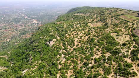 Drone-View-Of-West-Pokot,-North-Rift--kenia--:temporada-De-Lluvia-Verde-En-Las-Partes-Secas-Del-Norte-De-Kenia