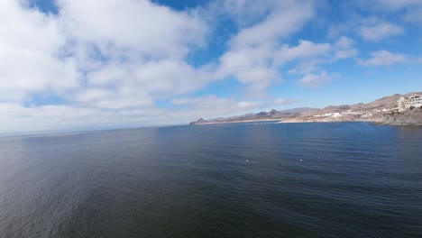 Drohne-Fliegt-über-Ein-Riesiges-Meer