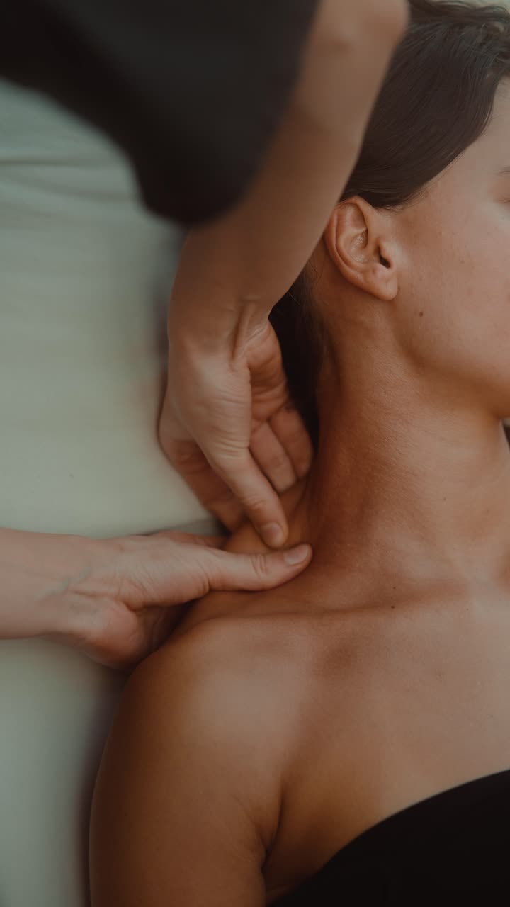Close-up de Mulher Recebendo Massagem Relaxante no Pescoço e Ombros