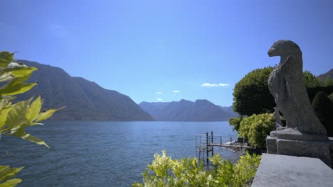 Timelapse-En-El-Lago-De-Como-En-El-Patio-Trasero-De-La-Famosa-Villa-Balbiaono-Con-Estatua-De-águila-Y-Amarres