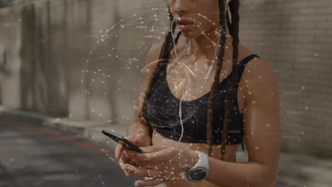 animación de la red de conexiones a través de una mujer biracial apta usando un teléfono inteligente