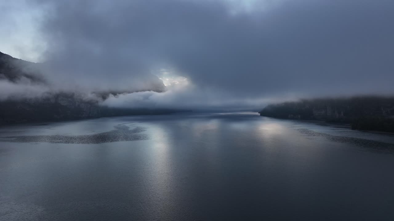 Jezero v mlžných horách za úsvitu