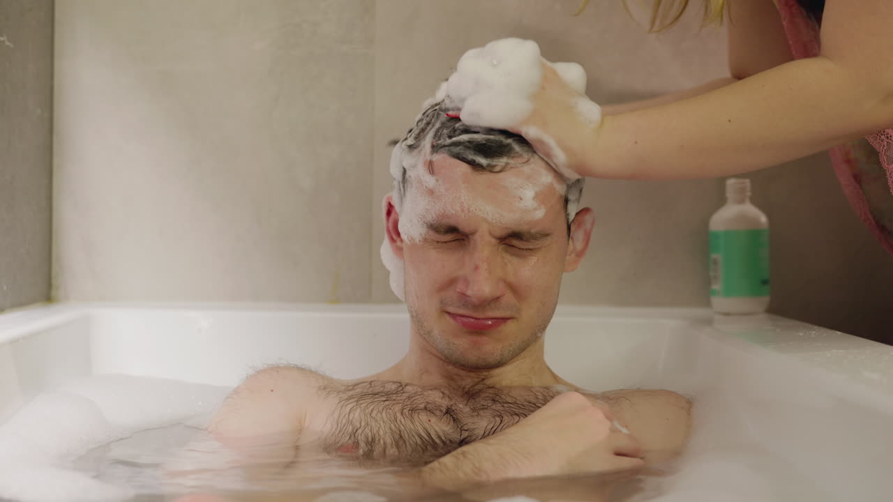 욕조에서 푸를 받는 남자