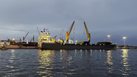 Maquinaria-Pesada-Para-Descarga-De-Barcos-En-El-Mar-En-Puerto-De-Veracruz,-México