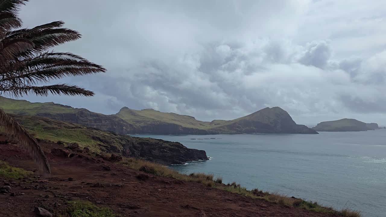 Vue panoramique de la péninsule de São Lourenço à Madère, avec des falaises volcaniques spectaculaires, une côte déchiquetée, l'horizon de l'océan Atlantique et un paysage aride unique, créant des images cinématographiques de la nature insulaire