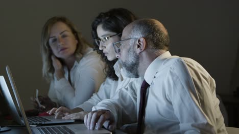 Geschäftsleute-Diskutieren-über-Arbeit-Im-Dunklen-Büro