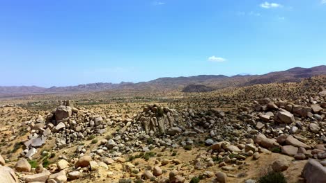 hermosa vista aérea de los jardines boulder en pioneertown, california