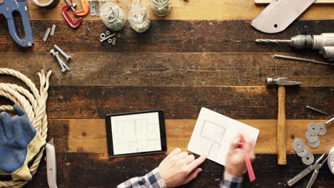 plan de diseño de casa en una mesa de taller de madera