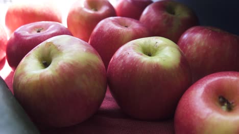 manzanas de gala frescas y limpias descansando en el mostrador de la cocina