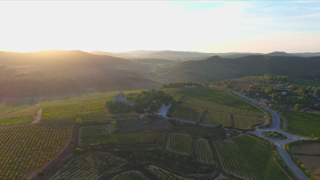Vigneti all'alba e Santuario di Montferri