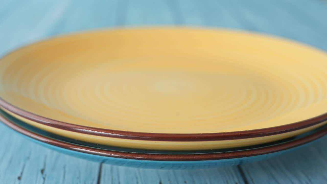 파란 나무 테이블 에 두 개의 접시 의 스택