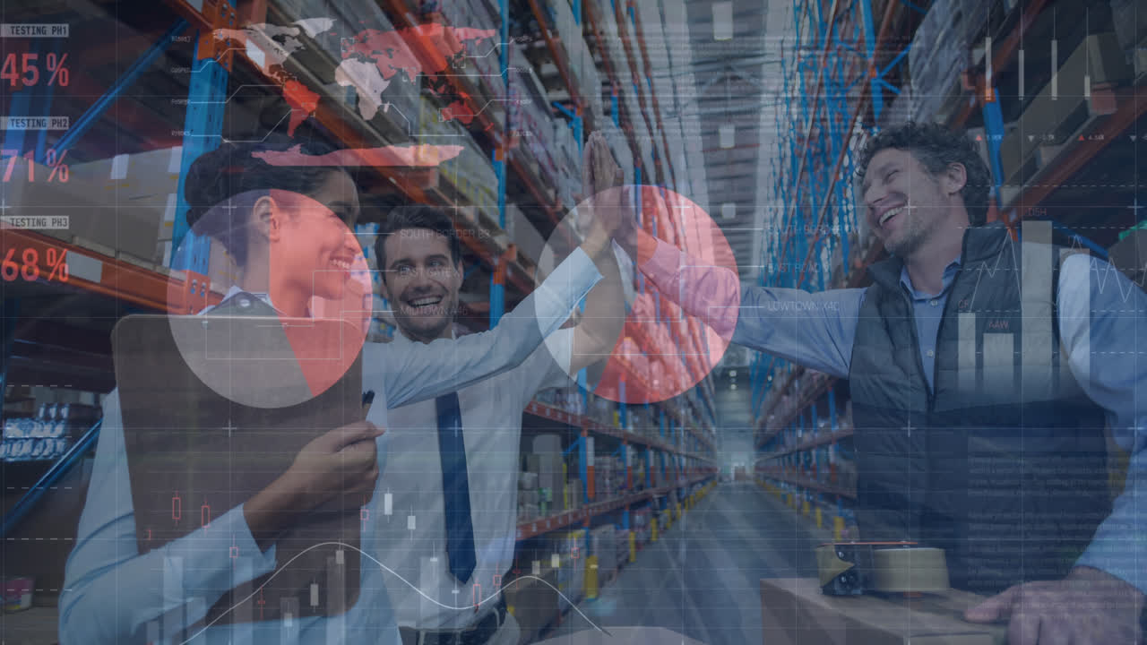 animación de gráficos financieros sobre felices diversas mujeres y hombres trabajadores de almacén aplaudiendo