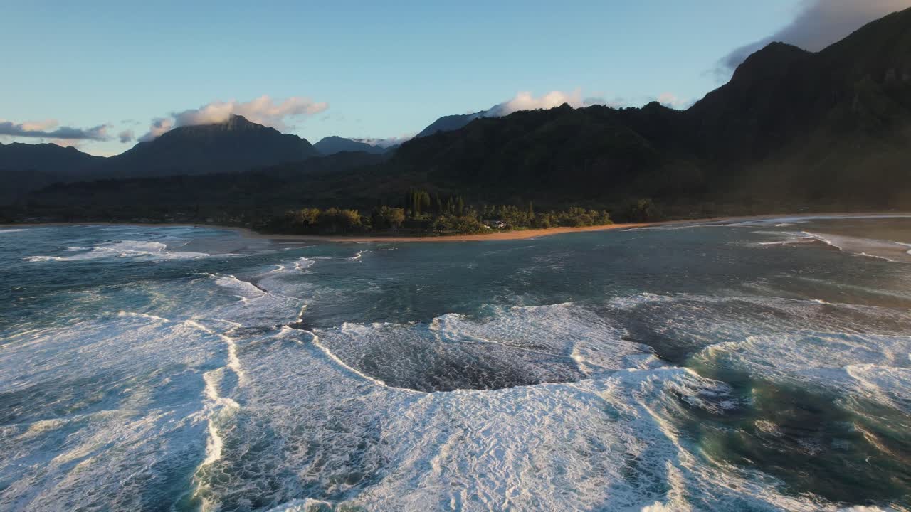 vista aérea de un avión no tripulado después de la ruptura de las olas en la costa de hawai, aérea