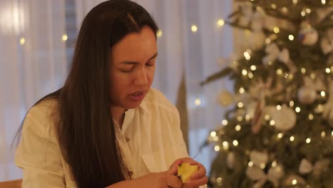 madre e hija preparándose para la celebración de navidad