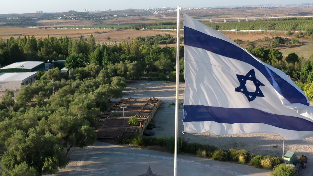 Armored Corps Memorial og israelsk flagg, dronevisning av Latrun Israel