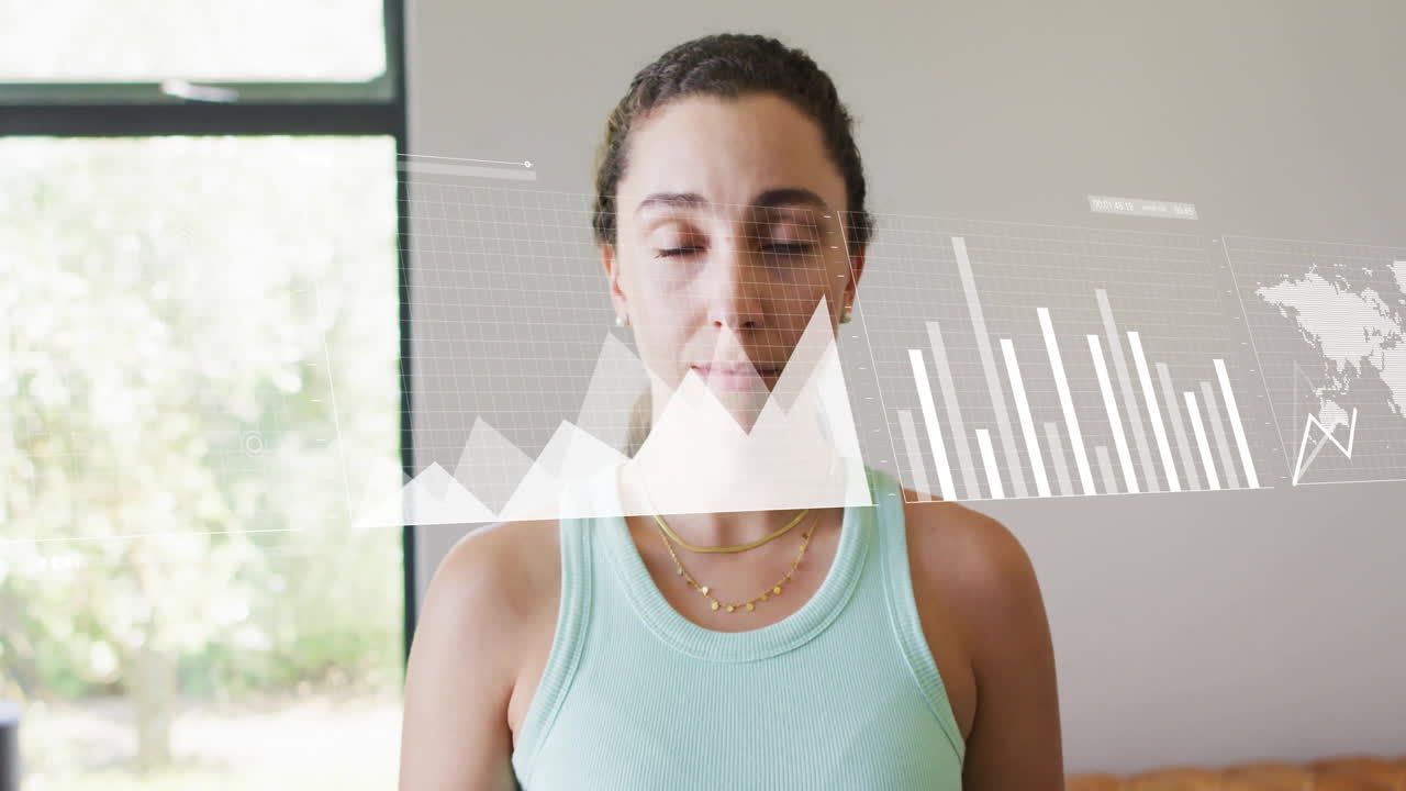 animación del procesamiento de datos financieros sobre una mujer caucásica sonriente