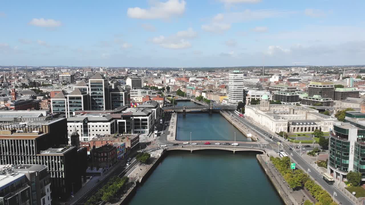 1GQ am Flussufer des Liffey und Custom House im Stadtzentrum von Dublin, Irland. Sonniger Tag