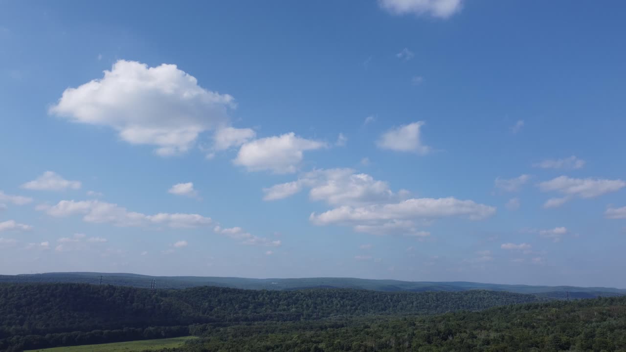 lapso de tiempo de un cielo nublado sobre un bosque lleno de árboles