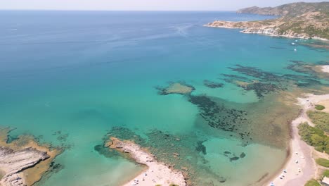 Vistas-Aéreas-De-Italia-Europa,-Playa-Espectacular-En-La-Isla-De-Cerdeña