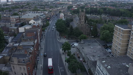 Calle-Pintoresca-En-El-Distrito-Archway-De-Londres-Pasa-La-Iglesia-De-St-John