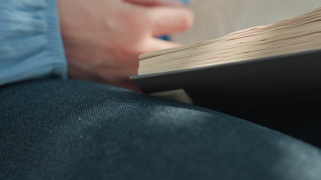 mujer pasando las páginas de un libro, señora serena leyendo al aire libre, persona relajada hojeando las páginas de un libro bajo la suave luz del sol, escena casual de una mujer hojeando un libro de bolsillo en medio de un ambiente tranquilo de parque