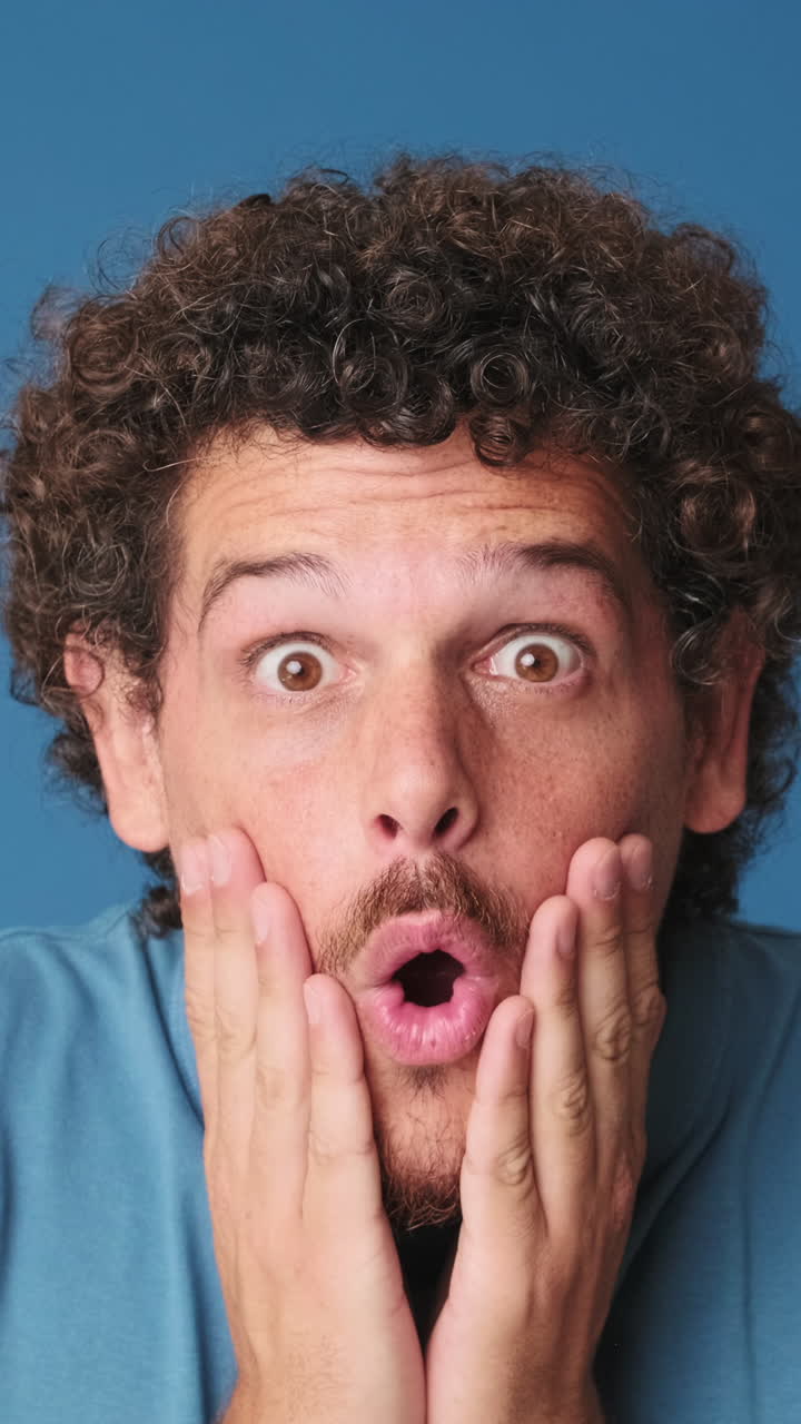 Giovane Uomo che Esprime Stupore e Gioia
