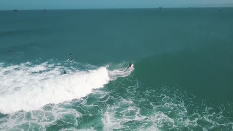 Surfista-Aventurero-Atrapando-Olas-Espumosas-En-Lobitos,-Perú-En-América-Del-Sur
