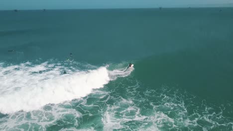 surfista aventurero atrapando olas espumosas en lobitos, perú en américa del sur