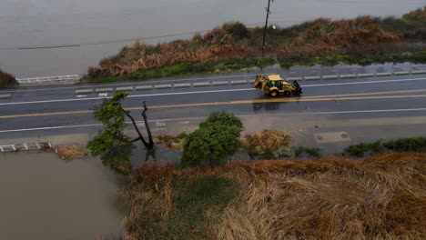 Un-Tractor-Conduciendo-Bajo-La-Lluvia